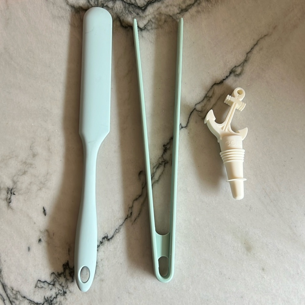 Lot of 3 Core Kitchen Green Silcione Kitchen Long Spatula, Tongs & Wine Stopper